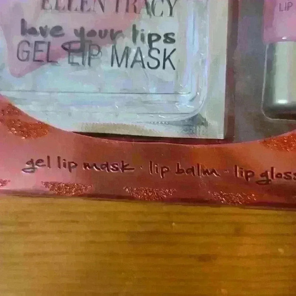 NWT ELLEN TRACY LIP SET - Picture 2 of 2